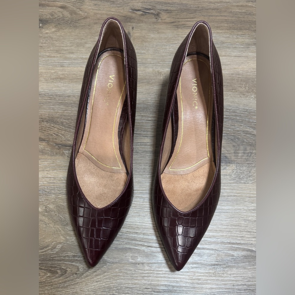 VIONIC KIT JOSIE KITTEN HEELS IN WINE CROC- 10